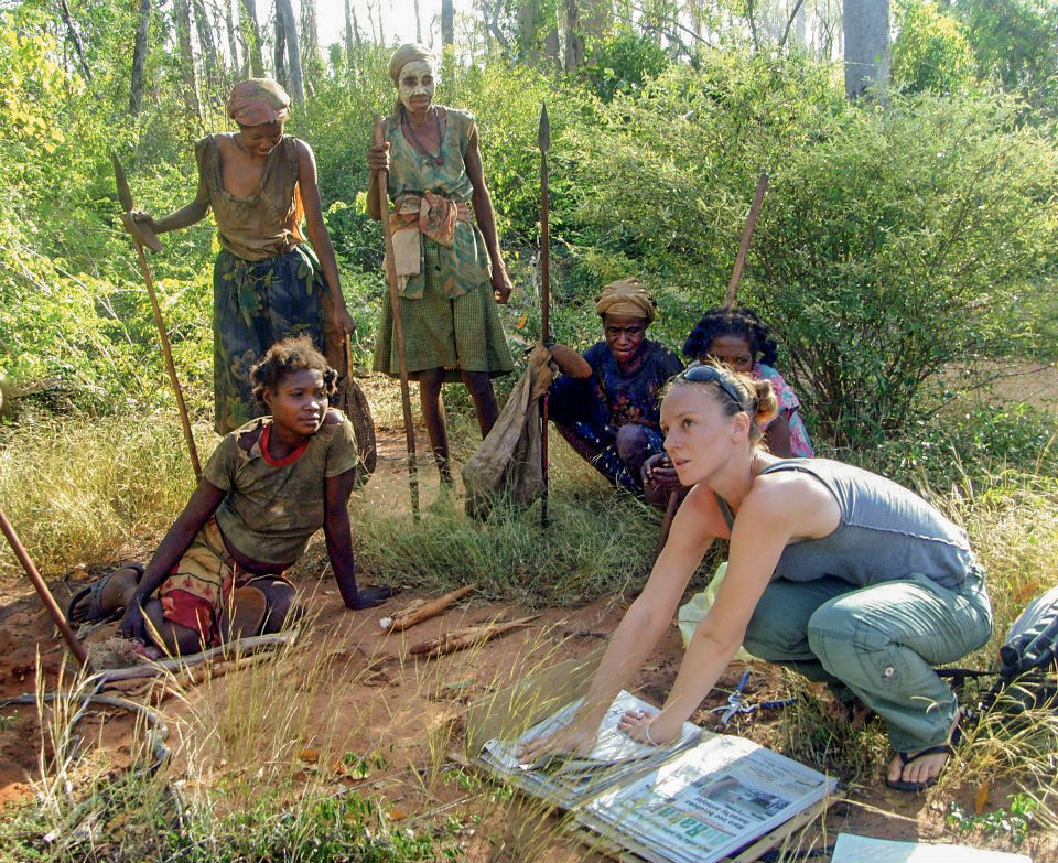 Récolte et mise en herbier au petit matin avec les femmes d'un groupe de Mikea